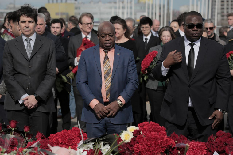 Посол Экваториальной Гвинеи Мохамед Кейта возложил цветы в честь погибших при теракте