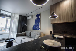 ЖК Amundsen. Екатеринбург, картина, гостинная, светильники, обеденная зона, окно, квартира-студия