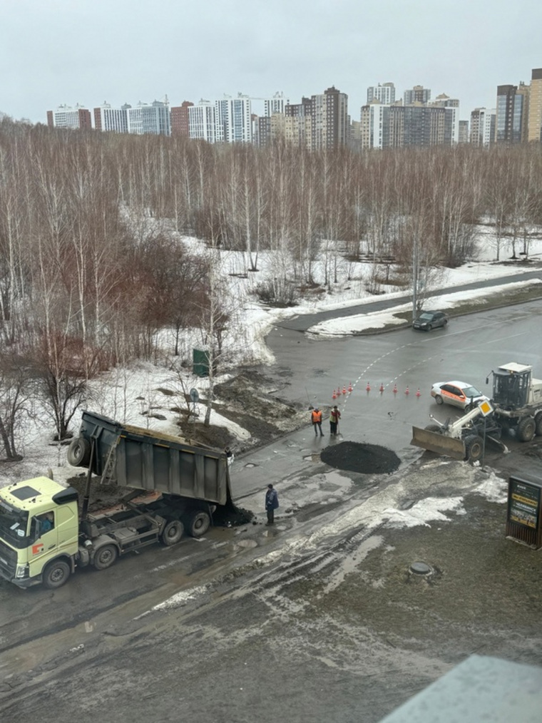 Горожане озадачены, почему рабочие укладывают асфальт в лужи