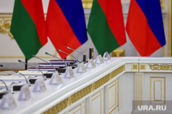 Владимир Путин и Александр Лукашенко на заседании высшего Госсовета союзного государства России и Белоруссии. Москва, флаг россии, флаг белоруссии, союзное государство