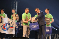 Главный инженер компании СУЭНКО Юрий Тышук вручает победителям сертификат на гарантированное трудоустройство