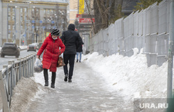 Городские картинки. Пермь зима, тротуар в снегу, гололед