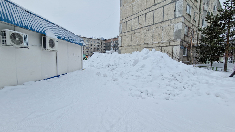 Гора снега в жилом дворе Надыма