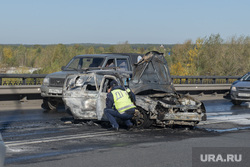 ДТП на Коммунальном мосту. Пермь, чп, дтп, гибдд, сгоревший автомобиль