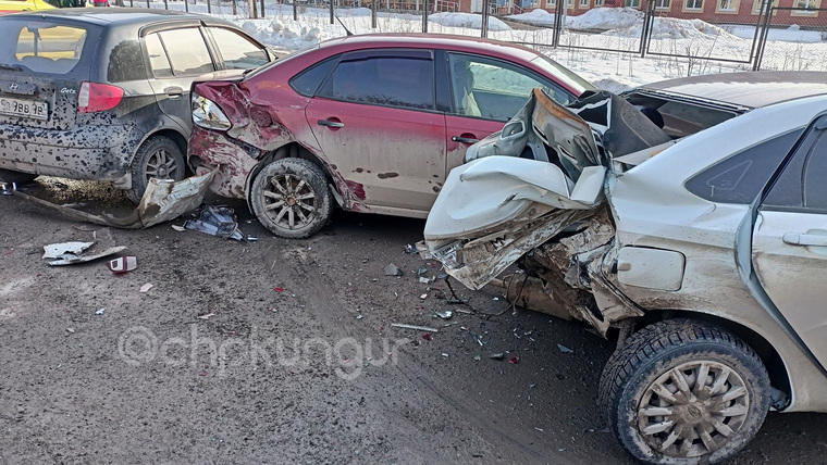 Припаркованные автомобили получили серьезные повреждения в результате ДТП
