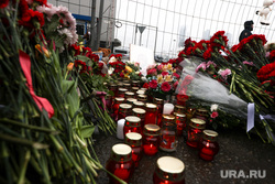 Крокус сити холл днем после террористического акта. Мемориал по погибшим в Крокус сити холле. Москва, возложение, траур, цветы, память, мемориал, крокус сити холл