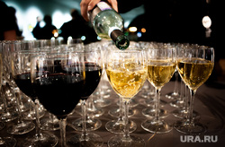 Последний светский визит в Екатеринбург посла Великобритании в России Лори Бристоу и открытие выставки Карла Стимпсона «Музыка», вино, бокалы, бар, алкоголь, фуршет, красное вино, белое вино, бутылка вина, мероприятие