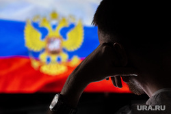 Совещание Президента РФ с руководителями субъектов Федерации по вопросам противодействия распространению коронавирусной инфекции в режиме видеоконференции. Екатеринбург, ожидание, герб россии, триколор, флаг россии, экран телевизора, телевизор, обращение президента