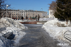 Город- снег, грязь, фасады Курган, городской сад в снегу