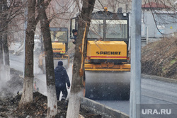 Укладка асфальта в снег на набережной Тобола. Курган , снег, ремонтные работы, каток, набережная, укладка асфальта, набережная тобола, плохая погода, рабочие, дождь, благоустройство набережной