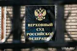 Помывка памятника Юрию Гагарину на Октябрьской площади. Москва, верховный суд рф