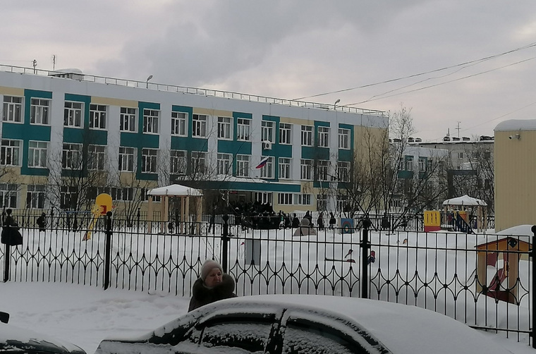Столпотворение у входа в школу в Надыме