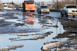 Галкинский мост. Курган, машины, слякоть, грязь в городе, лужи, слякоть на тротуаре, дорога, автомобили, весна, размытая дорога