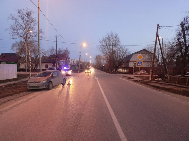 Девочка вместе с сестрой переходили дорогу по пешеходному переходу