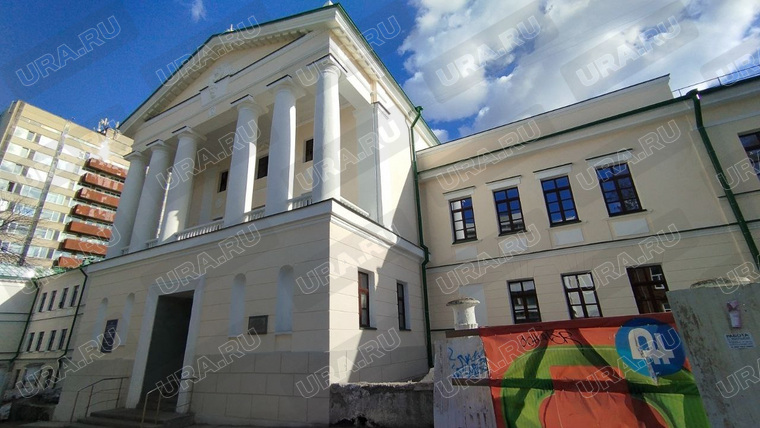 Бригада врачей уже забрала тело женщины