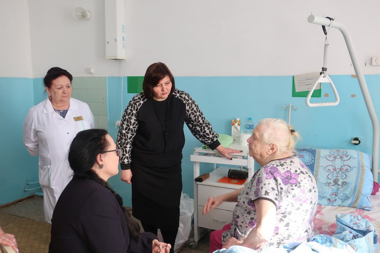 Омбудсмен Алена Лопатина навестила пенсионерку, эвакуированную из-за подтопления