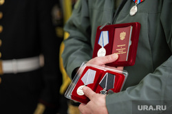 Награждение ветеранов СВО, Дом Офицеров. Пермь, ордена, орден, грудь, медаль, мужчина, медаль за отвагу, руки, ветеран сво, черный крест чвк вагнер, орден за чеченскую компанию