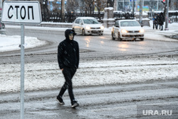 Снег в городе. Екатеринбург , грязь в городе, снег на дороге