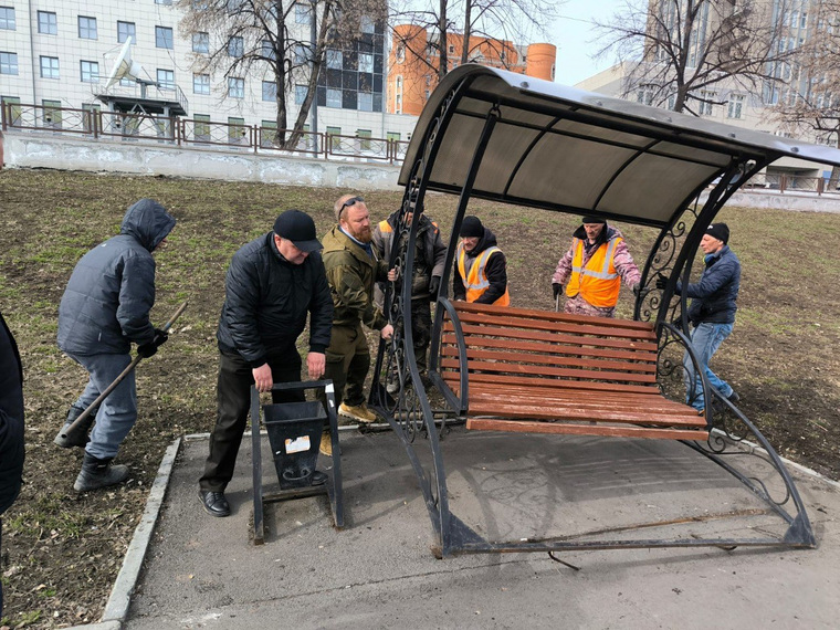 На курганской набережной убирают качели из-за паводка