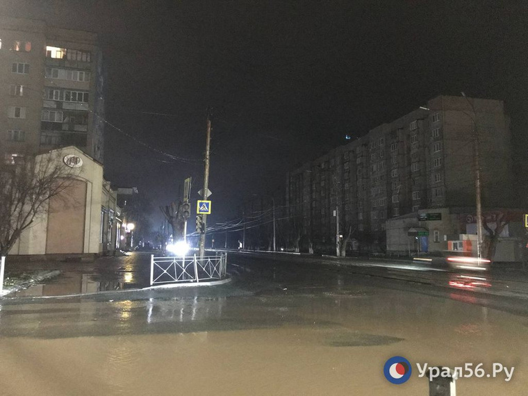 Улица Краматорская. Район справа остался без электричества. Вода в кадре — это лужи после дождя.