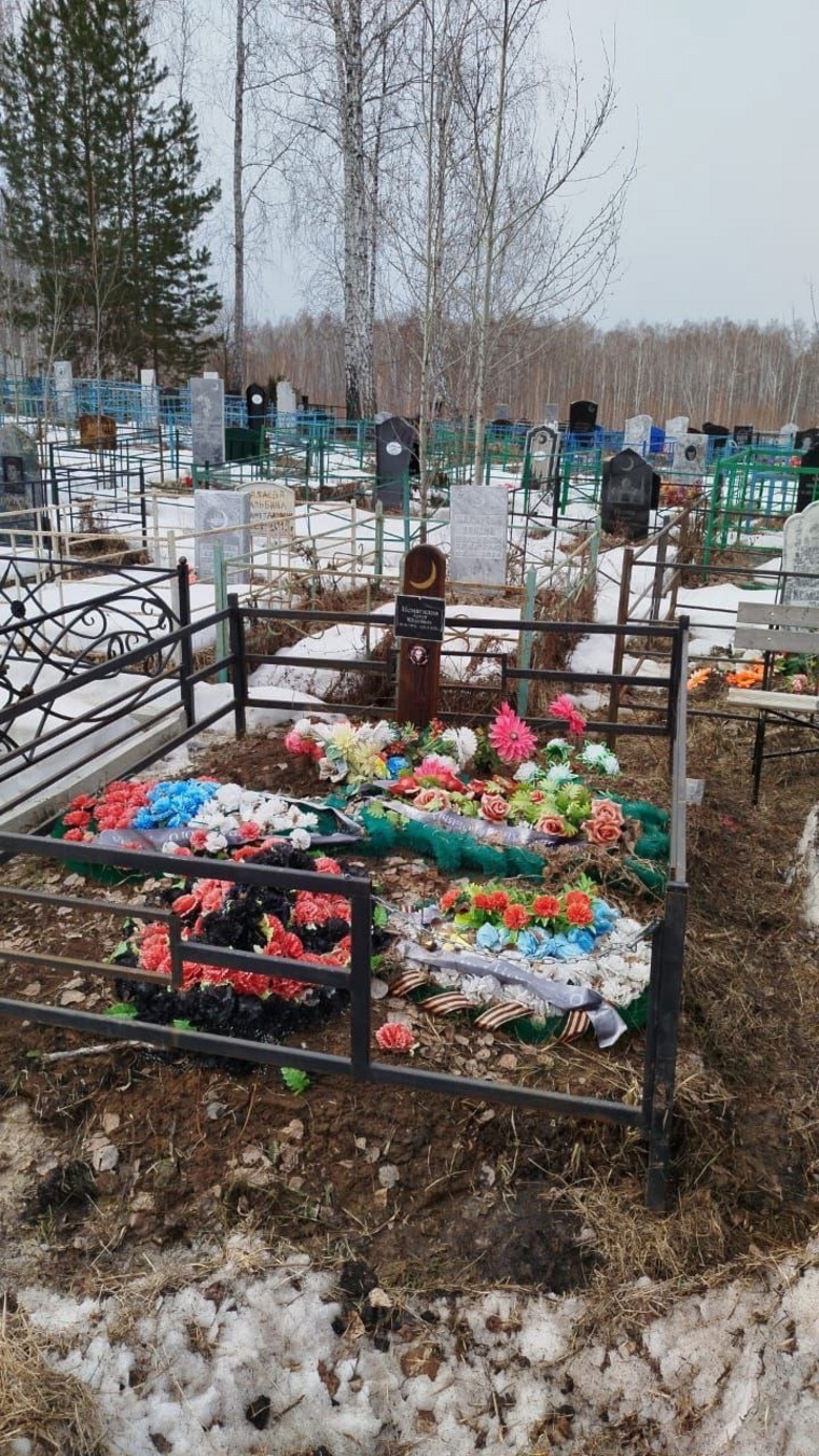 На могиле установили специальный знак, так как погибший был из ЧВК «Вагнер»