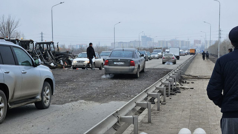 Насыпь на дороге сделана специально для системы отвода воды через пожарные рукава