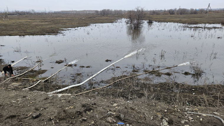 Рукава позволяют воде перетекать через дорогу, не подтапливая ее
