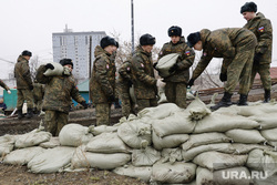 Подготовка к наводнению. СНТ КМЗ-1. Шоссе Тюнина. Курган, военные, солдаты, половодье, паводок, наводнение, мешок