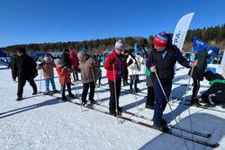 На самых длинных лыжах соревновались группы по пять человек