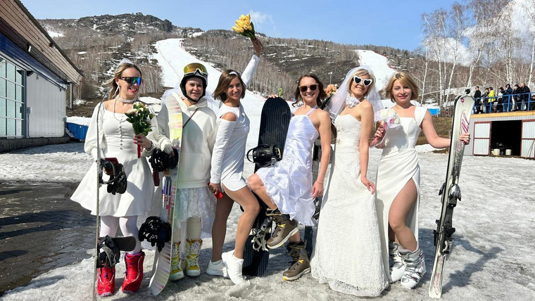 Костюмированные невесты на закрытии горнолыжного курорта «Банное»