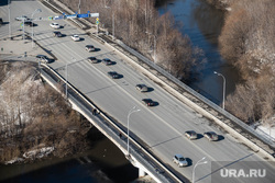 Дом № 23 на улице Ткачей. Екатеринбург, мост, автомобильное движение, река кама, весна