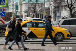 Виды Екатеринбурга, такси, прохожие, улица