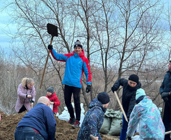 Добровольцы делают дамбу