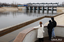 Подготовка к наводнению. СНТ КМЗ-1. Шоссе Тюнина. Курган, подростки, половодье, дамба, гидроузел, паводок, наводнение