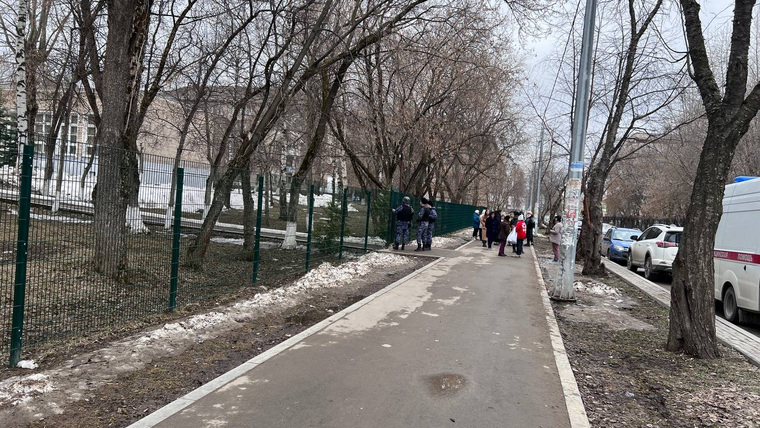У школы дежурит скорая помощь и сотрудники правоохранительных органов