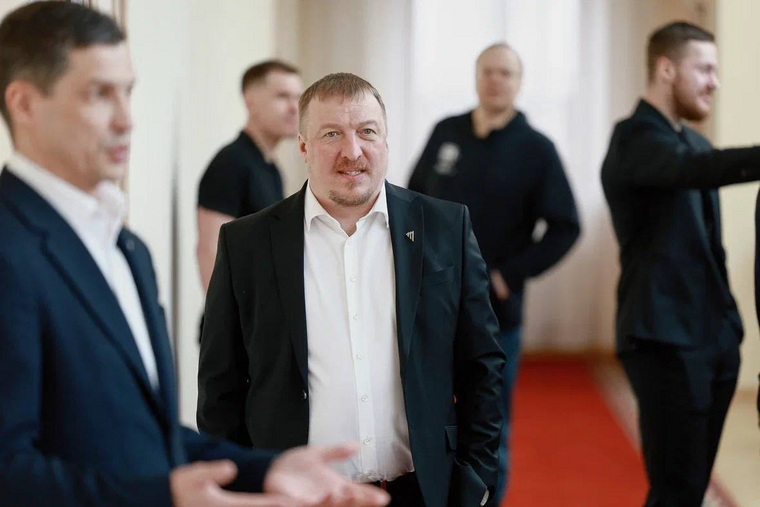 По ходу сезона команда пережила смену тренера (На фото слева направо директор «Трактора» Иван Савин и главный тренер Алексей Заварухин)