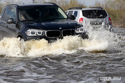 Паводок шоссе Тюнина. Курган, машина в воде, паводок