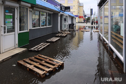 Потоп после дождей возле салонов связи на территории Центрального рынка. Курган, потоп