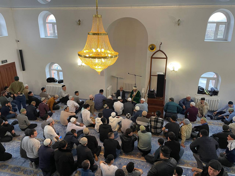 Курганские мусульмане собрались в мечети, чтобы отметить праздник Ураза-байрам