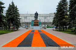 Пустой город. Обстановка в городе во время эпидемии коронавируса. Челябинск, газон, георгиевская лента, площадь революции