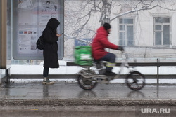 Повседневная жизнь. Москва, девушка, доставка, остановка, курьер, еда, доставщик