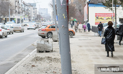 Ремонт пешеходной части на улице Малышева и проспекте Ленина. Екатеринбург, реклама на улице, столб, опора, улица малышева