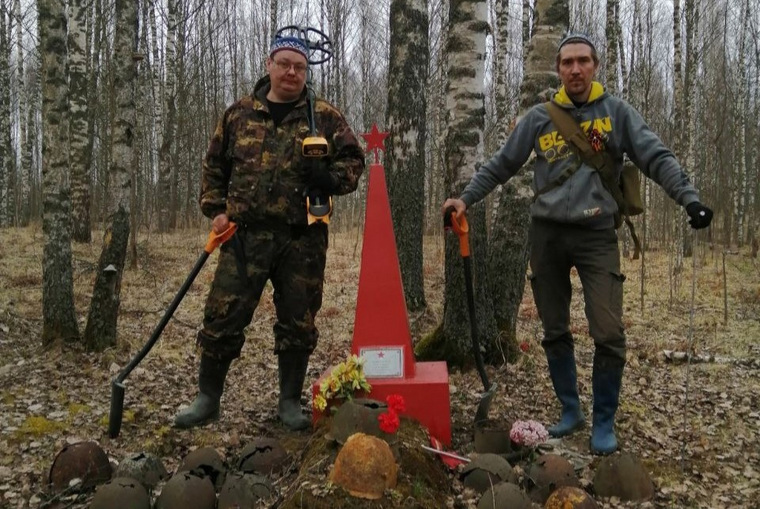 Евгений Ситдиков (слева) с участником поискового отряда