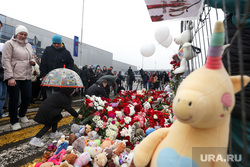 Крокус сити холл днем после террористического акта. Мемориал по погибшим в Крокус сити холле. Москва, возложение, траур, цветы, память, мемориал, крокус сити холл