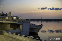 Повседневная жизнь. Пермь, порт пермь, речной круиз, речной причал, теплоход на каме, закат на реке