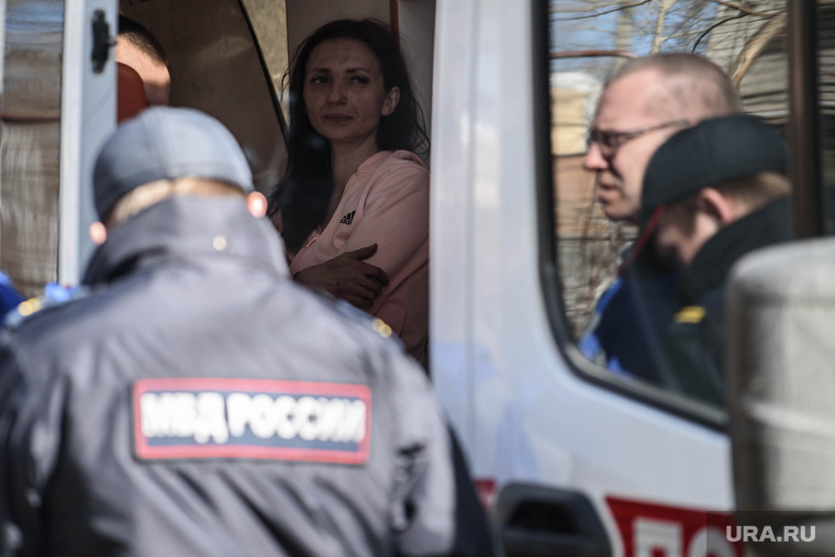 Голая женщина и спасатели. Екатеринбург 
