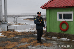 Архив. Паводок. Челябинск., половодье, постовой на плотине