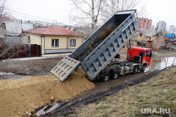 Подготовка к наводнению. СНТ КМЗ-1. Шоссе Тюнина. Курган, половодье, грузовик, паводок, наводнение, насыпь