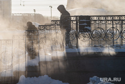 Свердловские зарисовки. Екатеринбург, исторический сквер, зима, прохожие, мост влюбленных, город, прогноз погоды, мороз, туман, холод