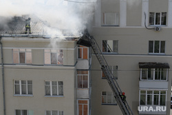 Пожар на кровле дома по адресу улица Шейнкмана, 19. Екатеринбург, пожар в доме, пожарная лестница